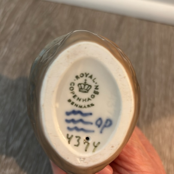 Royal Copenhagen “Thumbelina in her Nutshell Bed” - Picture 3 of 3